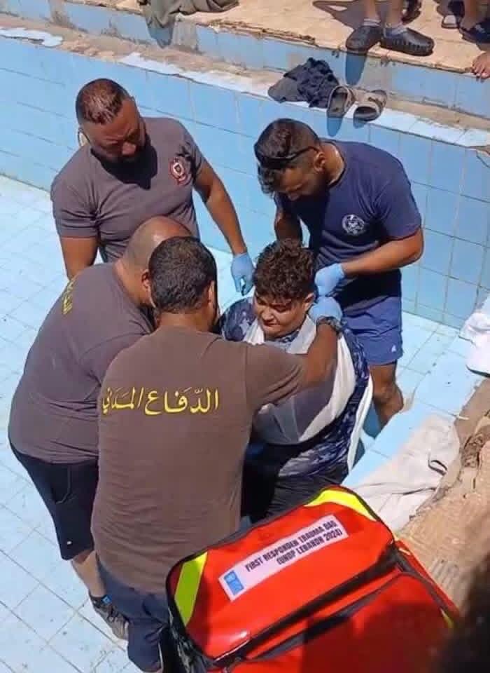 عناصر الدفاع المدني ينقذون طفلاً تعرّض لحادث داخل منتجع سياحي في القلمون. (مواقع التواصل الاجتماعي)
