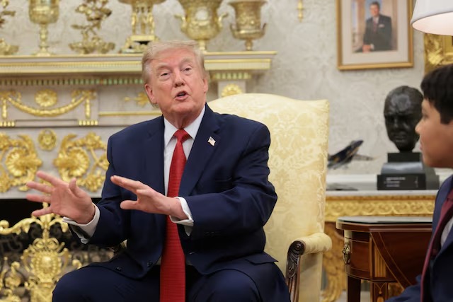 الرئيس الأميركي دونالد ترامب يتحدث في المكتب البيضاوي بالبيت الأبيض في واشنطن يوم 17 آب/أغسطس 2026. (رويترز)