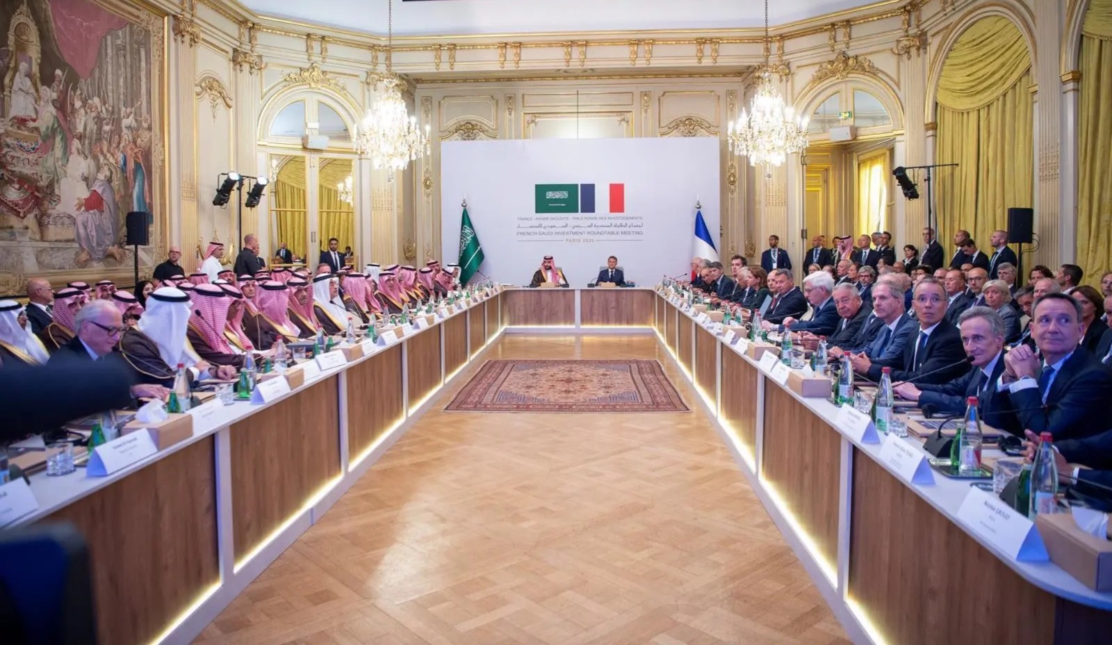 جانب من اجتماعات الطاولة المستديرة السعودي الفرنسي في باريس بحضور ولي العهد السعودي والرئيس الفرنسي (واس)