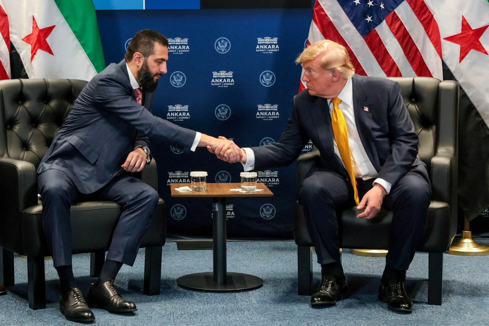 الرئيس الأميركي دونالد ترامب يصافح نظيره السوري أحمد الشرع خلال لقاء ثنائي على هامش قمة حلف شمال الأطلسي في أنقرة، 8 تموز/يوليو 2026. (رويترز)