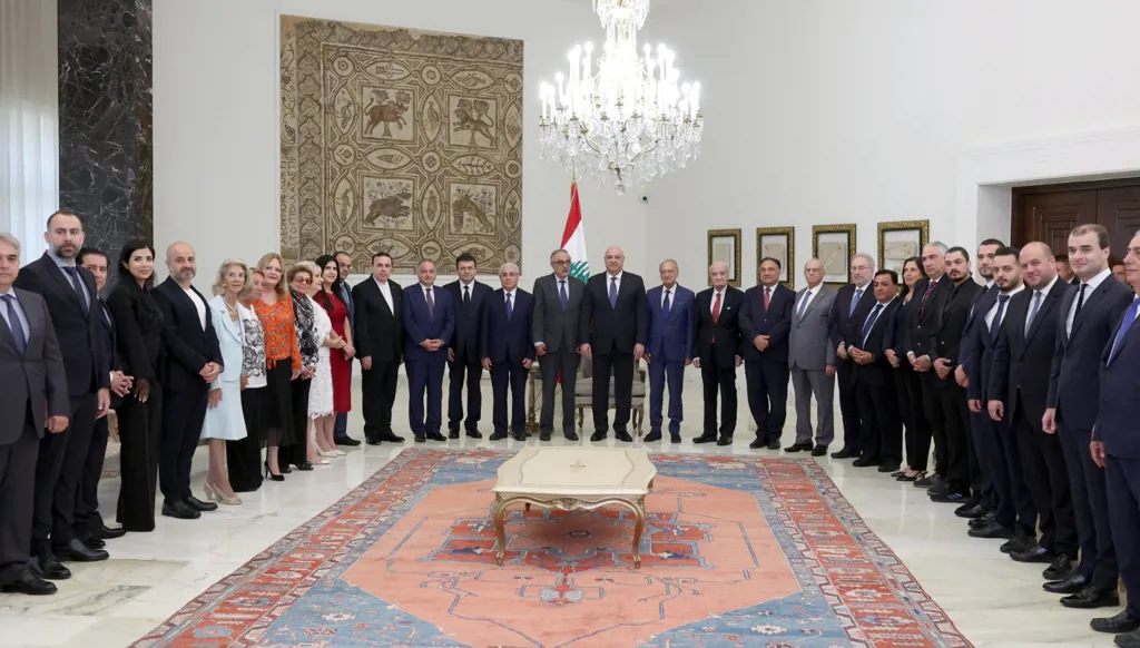  وفد المجلس العام الماروني برئاسة المهندس ميشال متى في قصر بعبدا. 