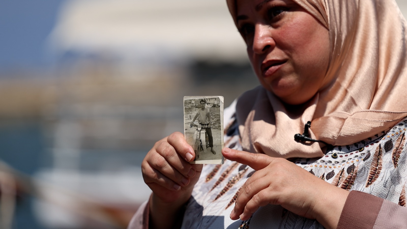 فردوس، ابنة المفقود رياض الآغا، تواصل منذ سنوات البحث عن مصيره وكشف حقيقة اختفائه. (الصورة: النهار)