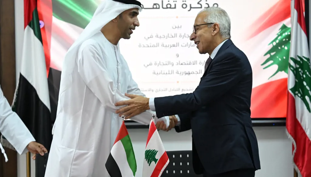 وزيرا الاقتصاد والتجارة اللبناني عامر البساط والإماراتي ثاني بن أحمد الزيودي يوقّعان مذكّرة تفاهم (تصوير حسام شبارو)