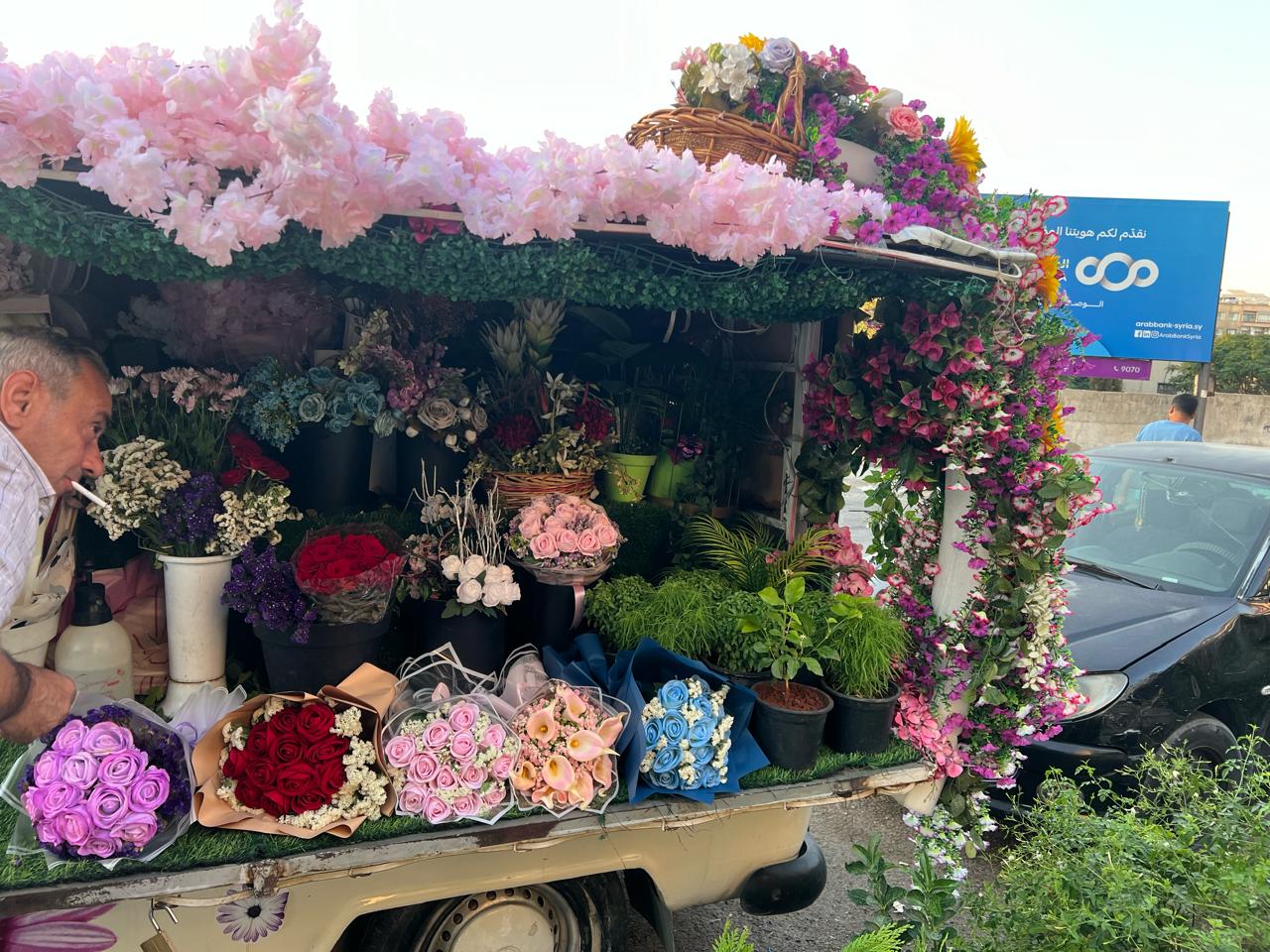 سيارة تبيع الورود في شوارع دمشق.