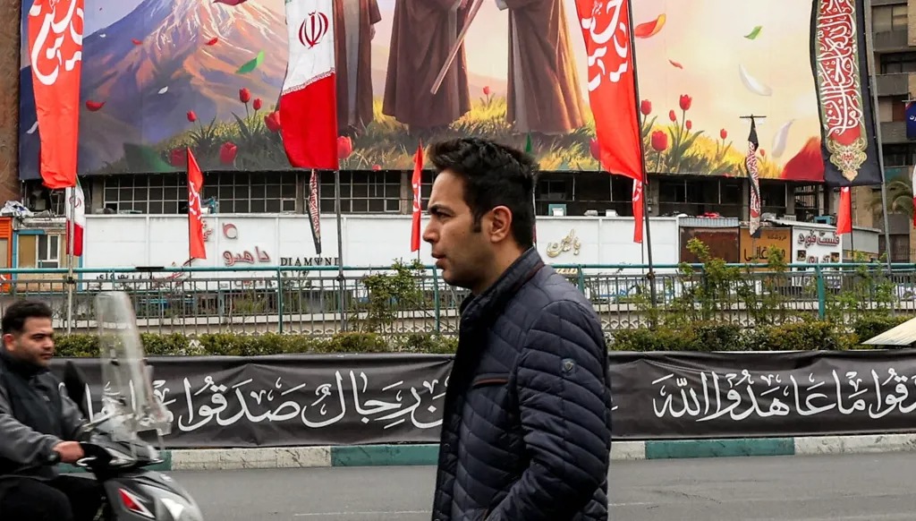 صورة كبيرة لخامنئي الأب والإبن في إيران (أ ف ب)..