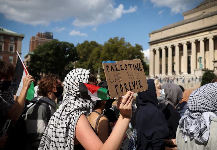احتجاجات مؤيدة لفلسطين في جامعة كولومبيا في نيويورك يوم 7 أكتوبر تشرين الأول 2024. (رويترز)