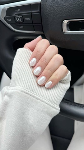 موضة طلاء أظافر Coconut Chrome لخريف 2026 (Pinterest)