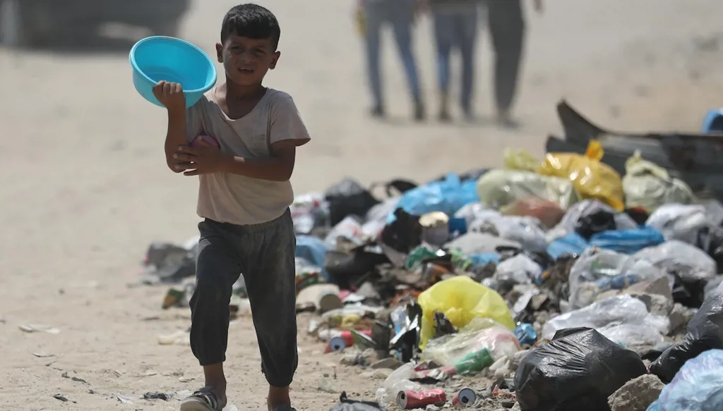 غزة بين نارين... القصف فوق الخيام والحطب تحت القدور