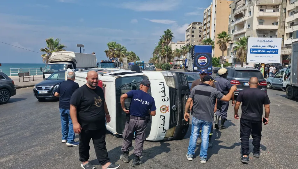 بالصور - ثلاثة جرحى من الدفاع المدني في حادث سير في صيدا
