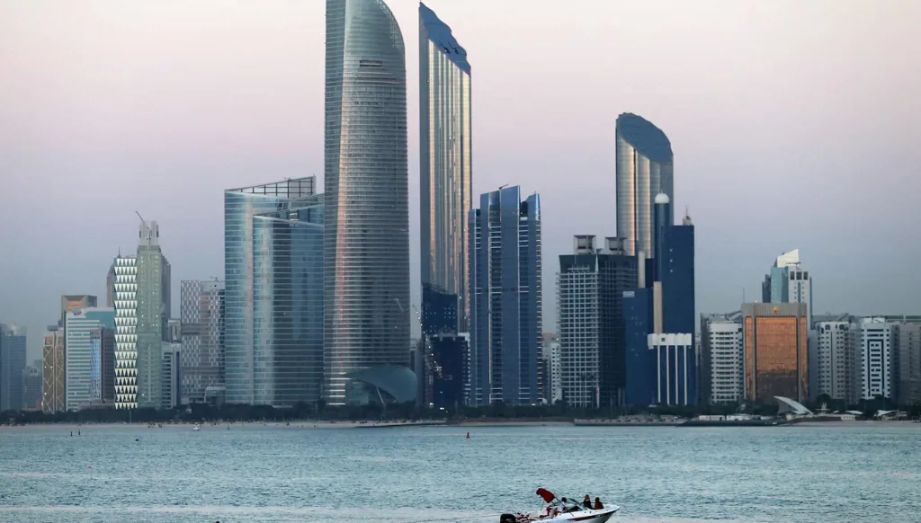 الإمارات تطلق برنامجاً وطنياً بـ 6 مسارات لربط التعليم والبحث بالصناعات الاستراتيجية