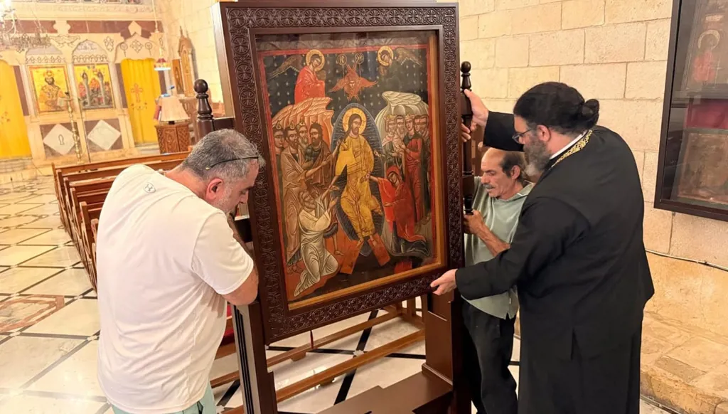 وضع أيقونة القيامة والصلب الأثرية في تقبيلة جديدة خاصةٍ بها في دير سيدة البلمند البطريركي في قضاء الكورة شمالي لبنان داخل كنيسة القديس جاورجيوس. (النهار)