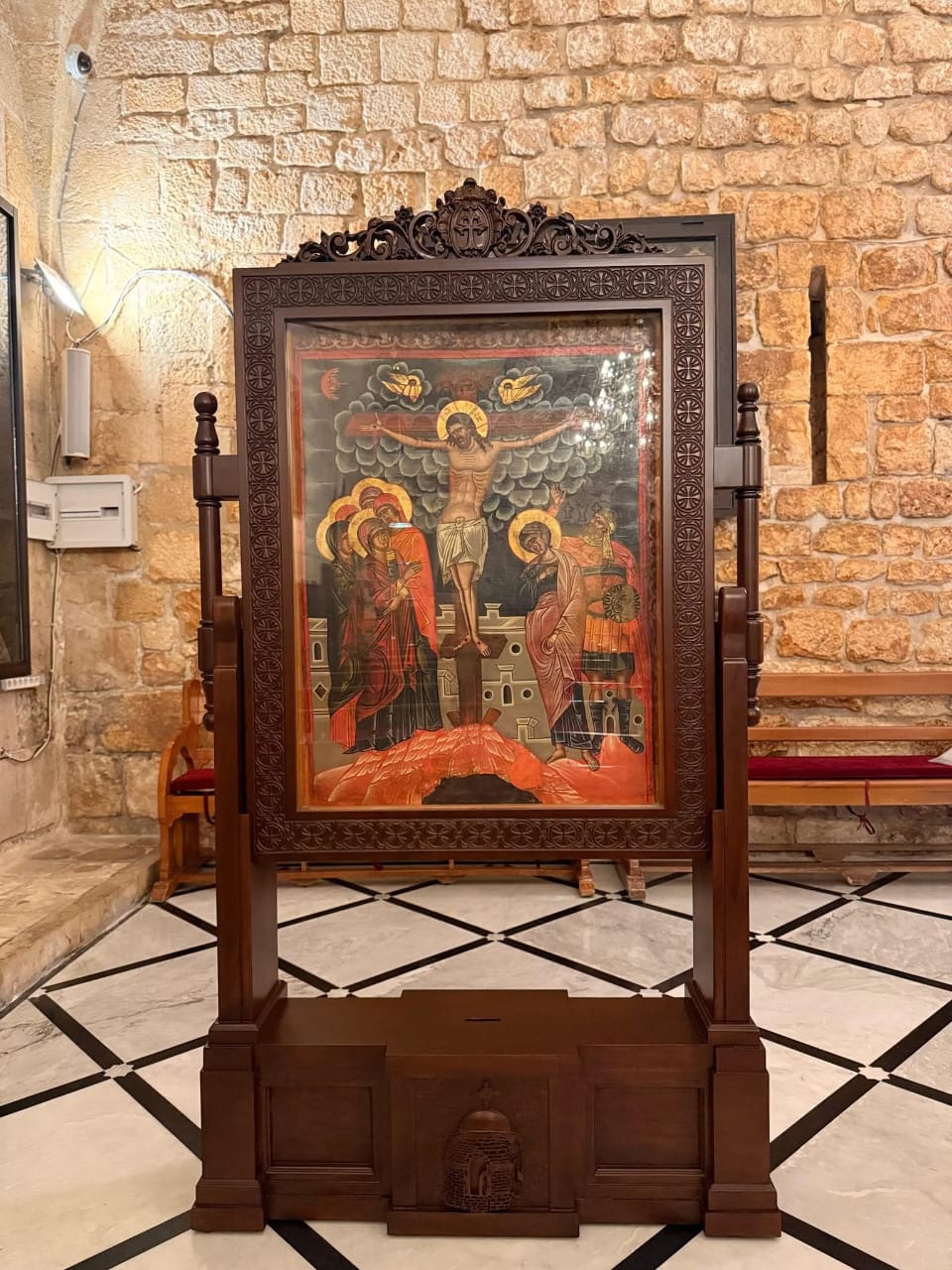 أيقونة القيامة والصلب الأثرية في كنيسة القديس جاورجيوس بقضاء الكورة شمالي لبنان. (النهار)