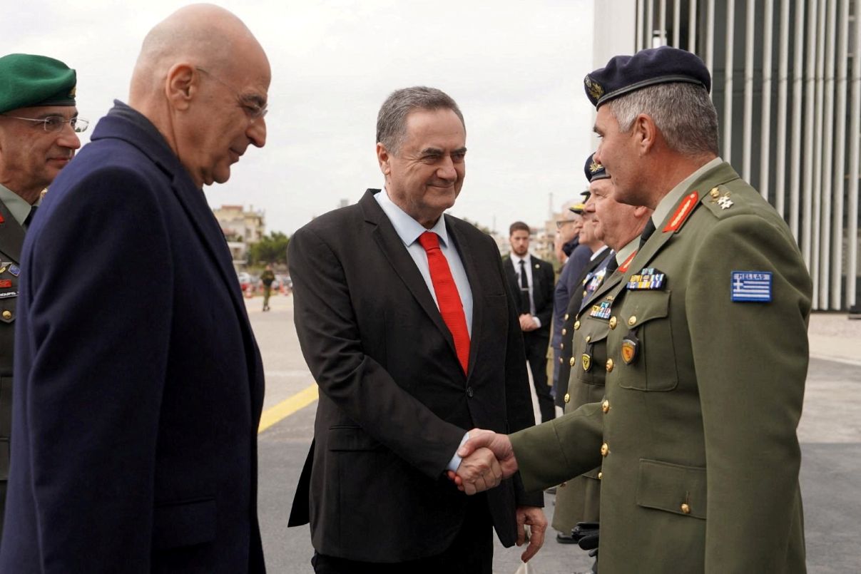 وزير الدفاع الإسرائيلي يسرائيل كاتس يصافح المسؤول اليوناني إيوانيس بوراس، إلى جانب وزير الدفاع نيكوس ديندياس، خلال زيارة إلى اليونان في كانون الثاني/يناير 2026. (رويترز)