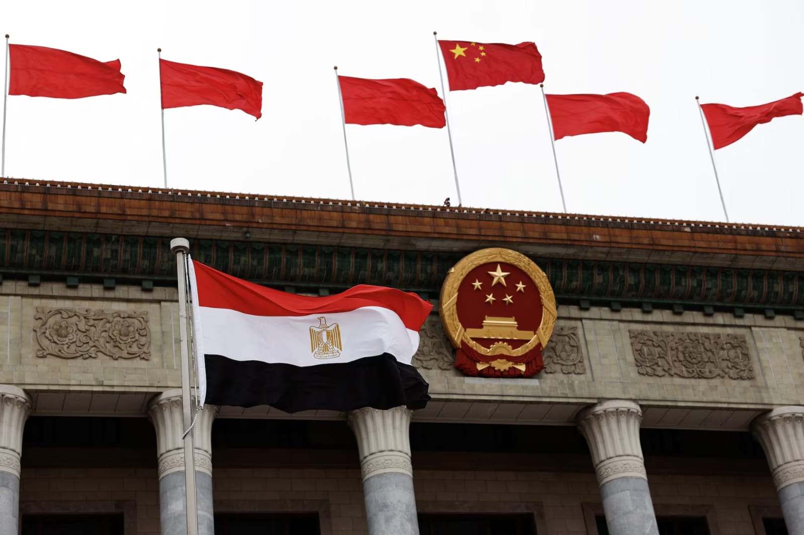 علم مصر في بكين بصورة من أرشيف رويترز