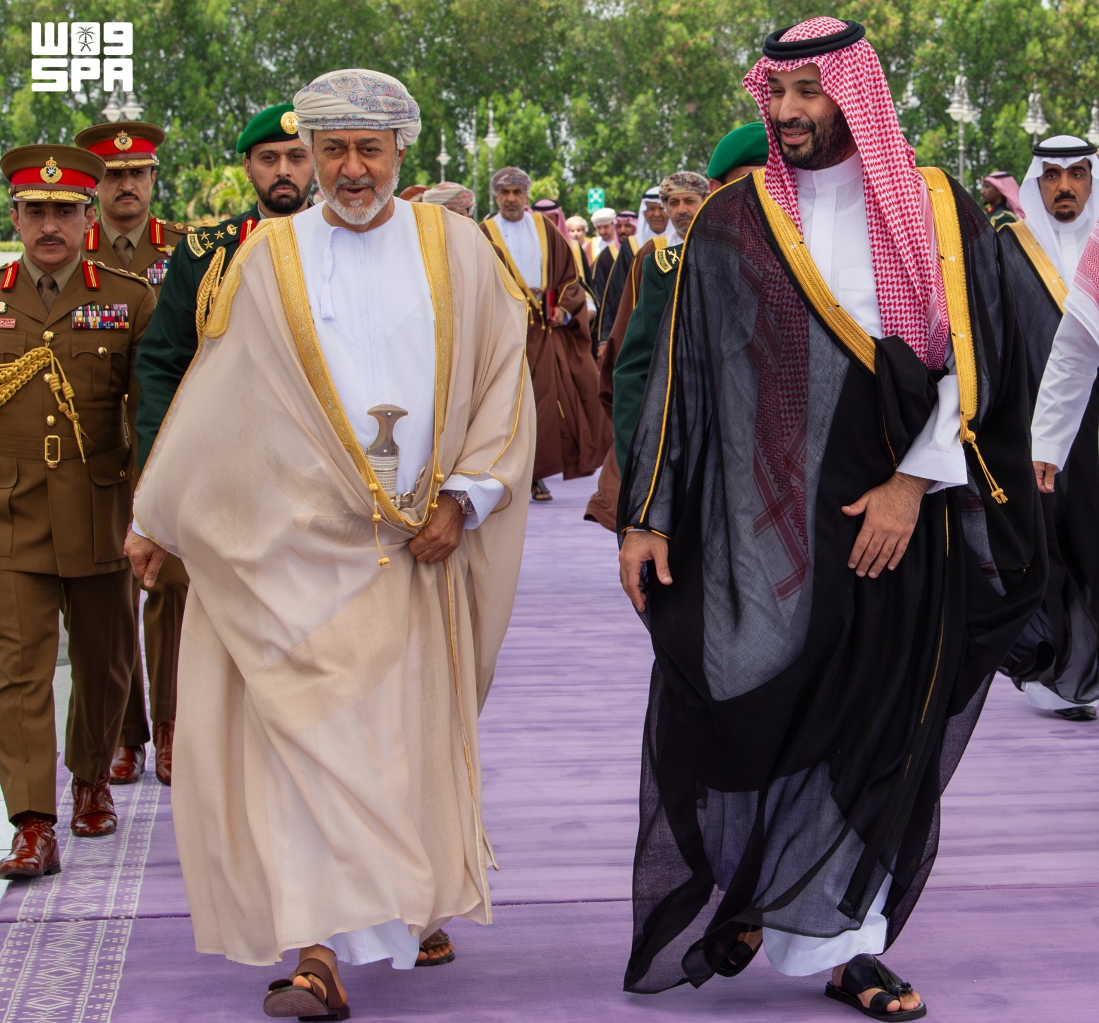 سلطان عمان يصل إلى جدة وولي العهد السعودي في مقدمة مستقبليه (وكالة الأنباء السعودية). 