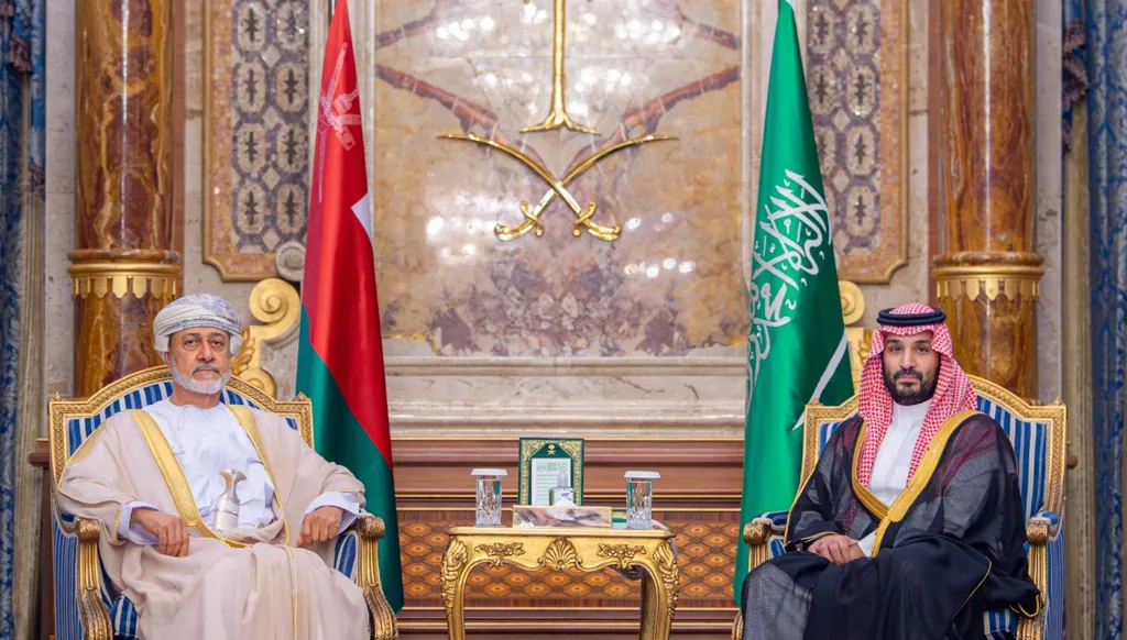 ولي العهد السعودي يبحث مع سلطان عمان التطورات في المنطقة