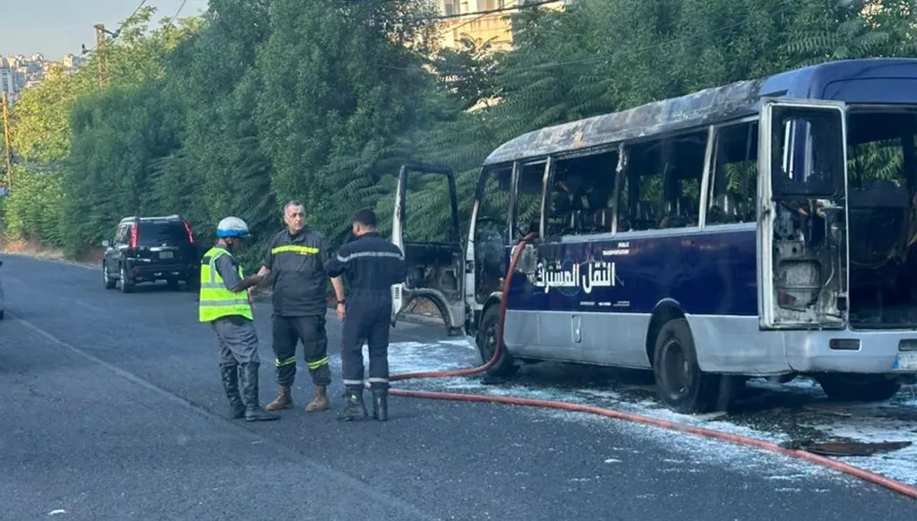 احتراق باص للنقل المشترك على طريق جونيه باتجاه بيروت... وزحمة سير خانقة (فيديو)