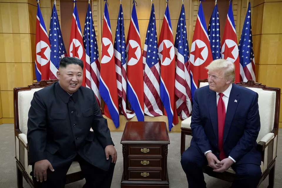  الرئيس الأميركي دونالد ترامب خلال اجتماعه مع الزعيم الكوري الشمالي كيم جونغ أون في المنطقة المنزوعة السلاح التي تفصل بين الكوريتين. (رويترز))
