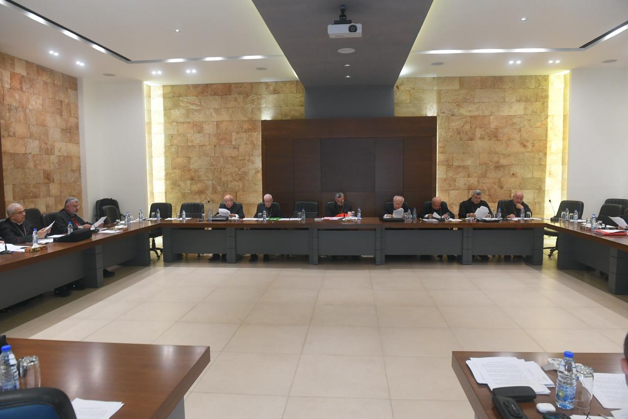 اجتماع المطارنة الموارنة في المقر البطريركي الصيفي في الديمان.