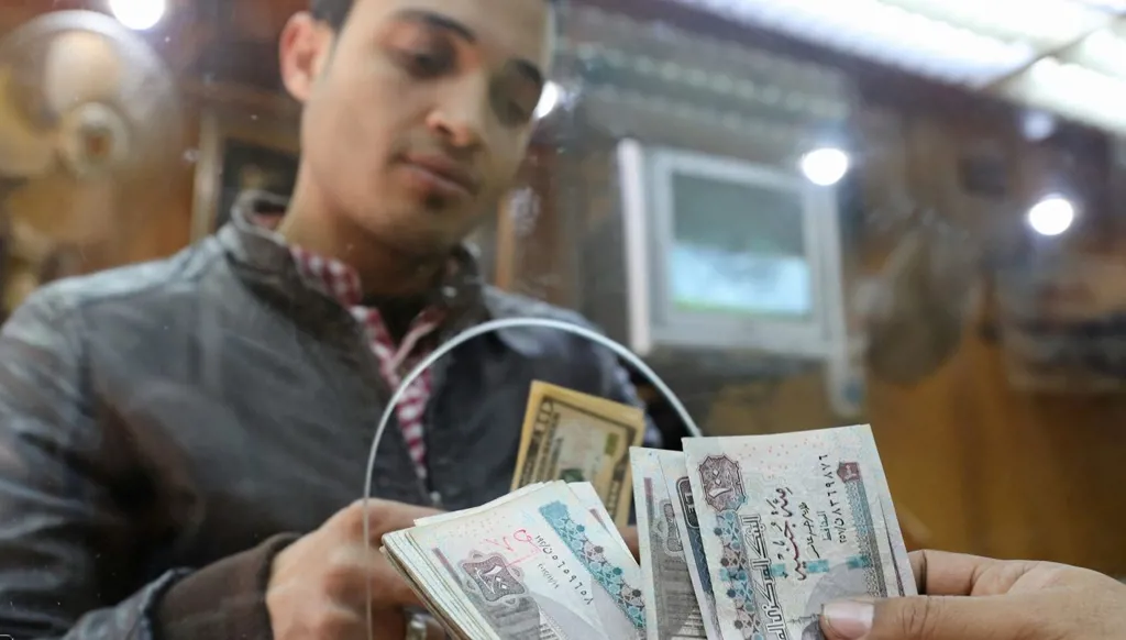 الجنيه المصري يتراجع 1.7% أسبوعياً وسط اتجاه الأجانب للتخارج من سوق الدين