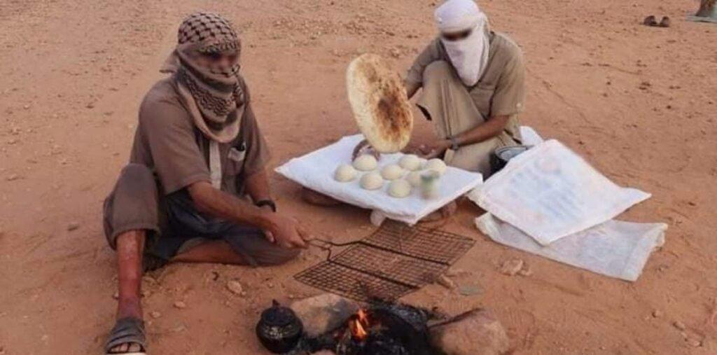 عناصر قال تنظيم داعش إنهم من مقاتليه في جنوب ليبيا، خلال إعداد الطعام في صور دعائية نشرها التنظيم في رمضان عام 2022. (إعلام التنظيم)