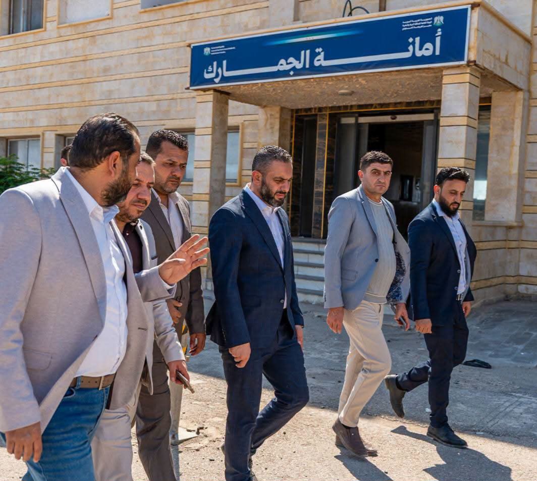 معاون رئيس الهيئة العامة للمنافذ والجمارك لشؤون المنافذ في سوريا تميم صواغي، برفقة وفد من الإدارة المركزية للهيئة (فايسبوك).