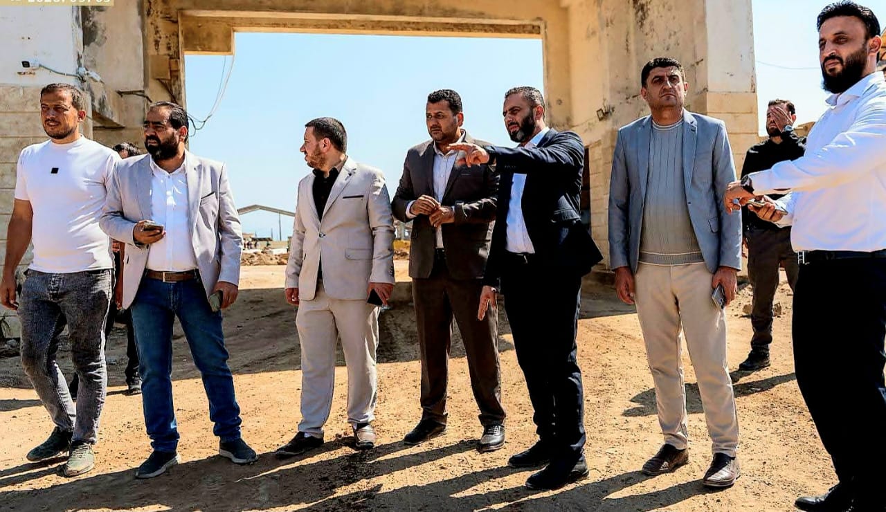 معاون رئيس الهيئة العامة للمنافذ والجمارك لشؤون المنافذ في سوريا تميم صواغي، برفقة وفد من الإدارة المركزية للهيئة (فايسبوك).