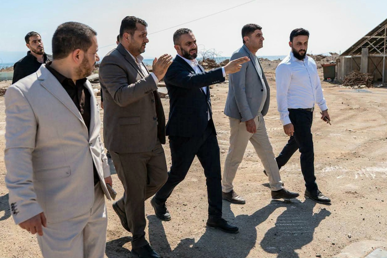 معاون رئيس الهيئة العامة للمنافذ والجمارك لشؤون المنافذ في سوريا تميم صواغي، برفقة وفد من الإدارة المركزية للهيئة (فايسبوك).