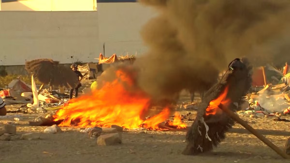  النيران تلتهم مخيما للمهاجرين على شاطئ البحر في سبتة تعرض لهجمات من سكان الجيب الإسباني الذين يطالبون برحيل المهاجرين في 27 آب/أغسطس  2026. (رويترز)
