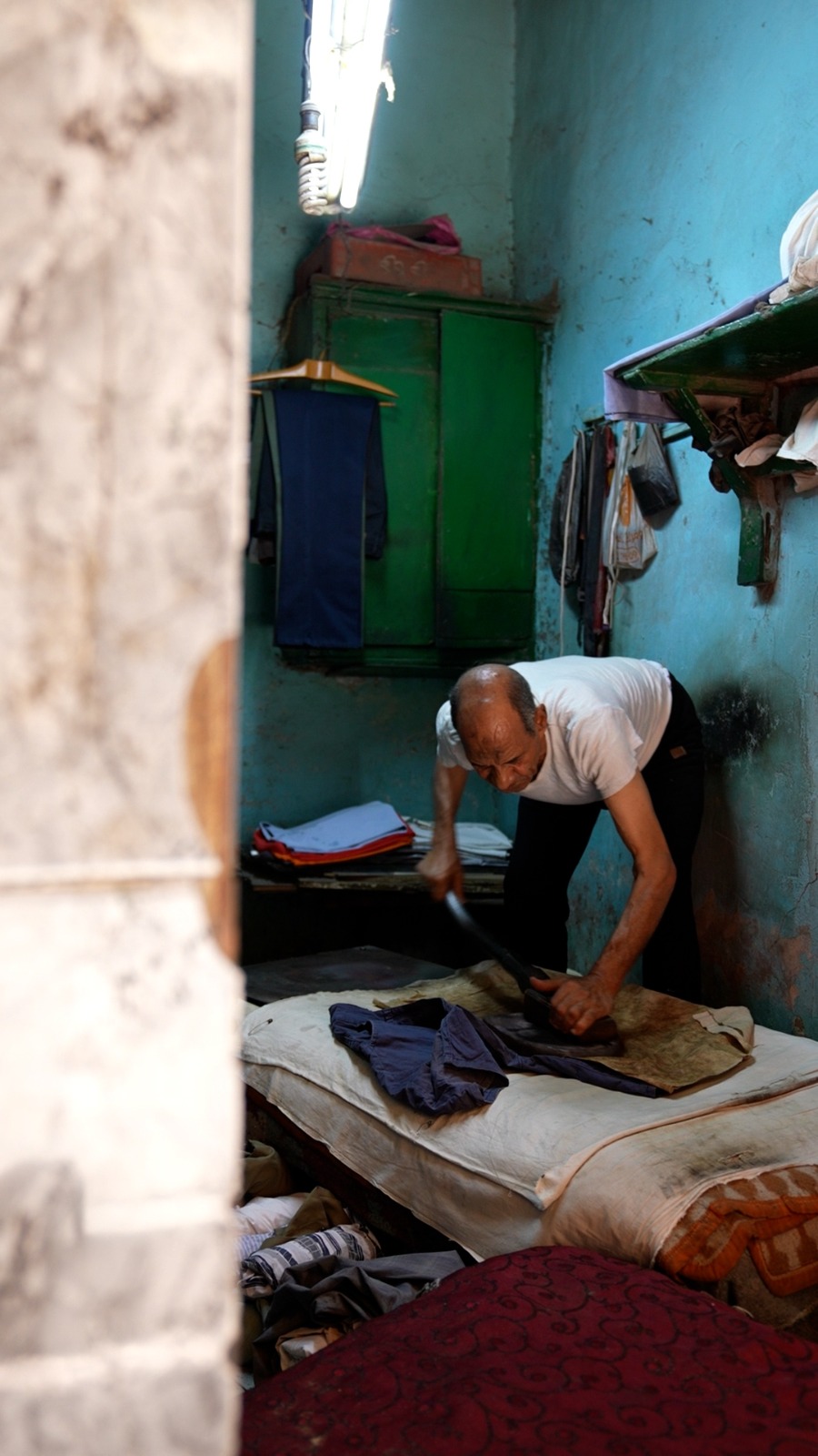 محمود أمام من آخر جيل مكواة الرجل أقدم مهنة في مصر (النهار)