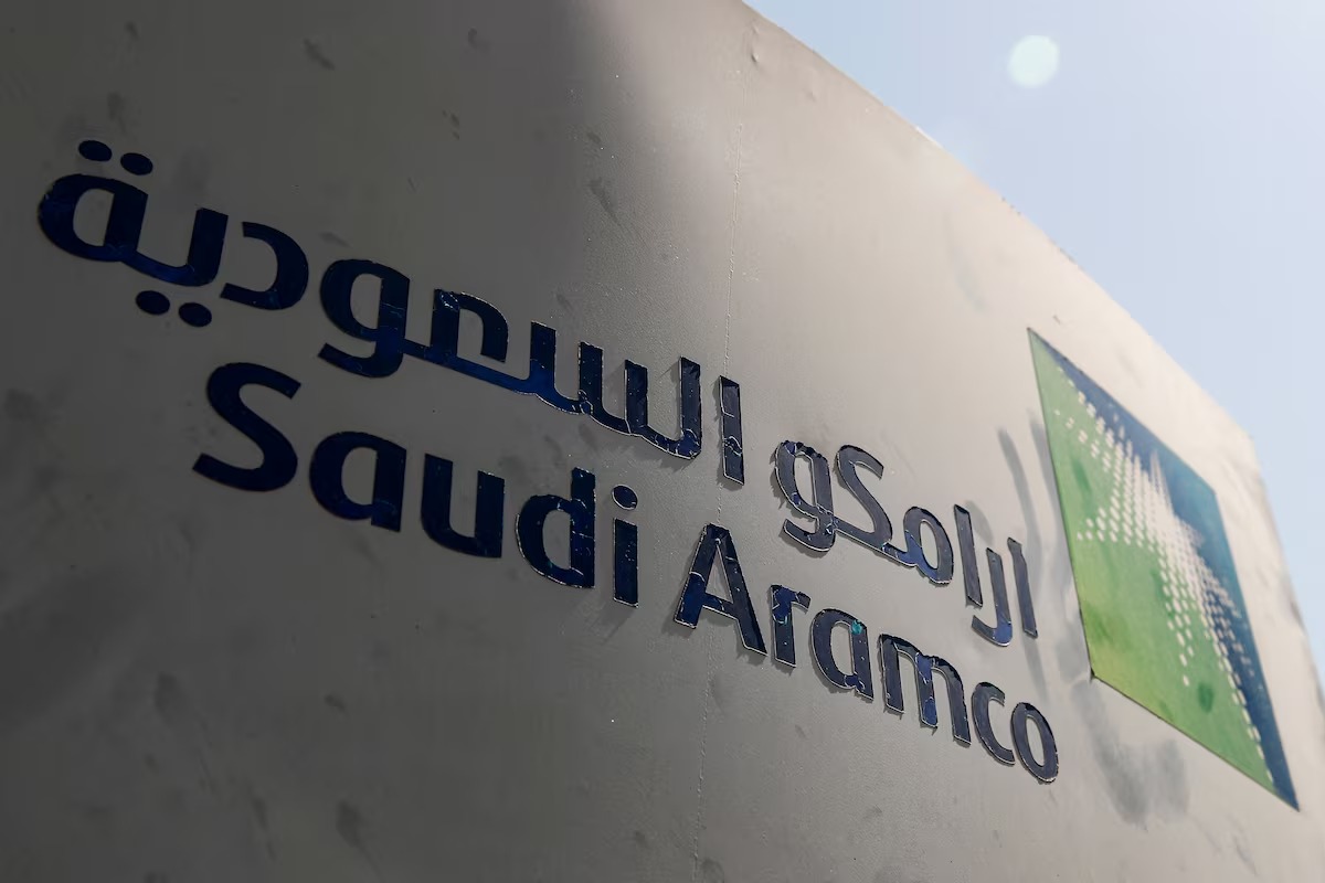 شعار شركة أرامكو السعودية في منشأة خريص النفطية التابعة لها شرق الرياض - رويترز