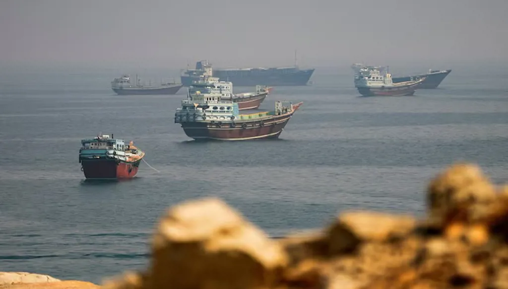 حركة الملاحة في مضيق هرمز إلى انخفاض رغم إعلان ترامب السيطرة عليه