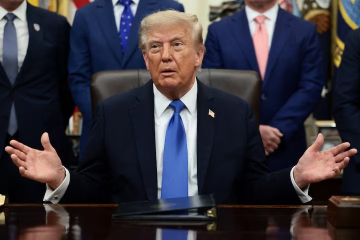 الرئيس الأميركي دونالد ترامب يتحدث خلال اجتماع مع مسؤولين تنفيذيين في البيت الأبيض في واشنطن يوم 2 أيلول/سبتمبر 2026. (رويترز)