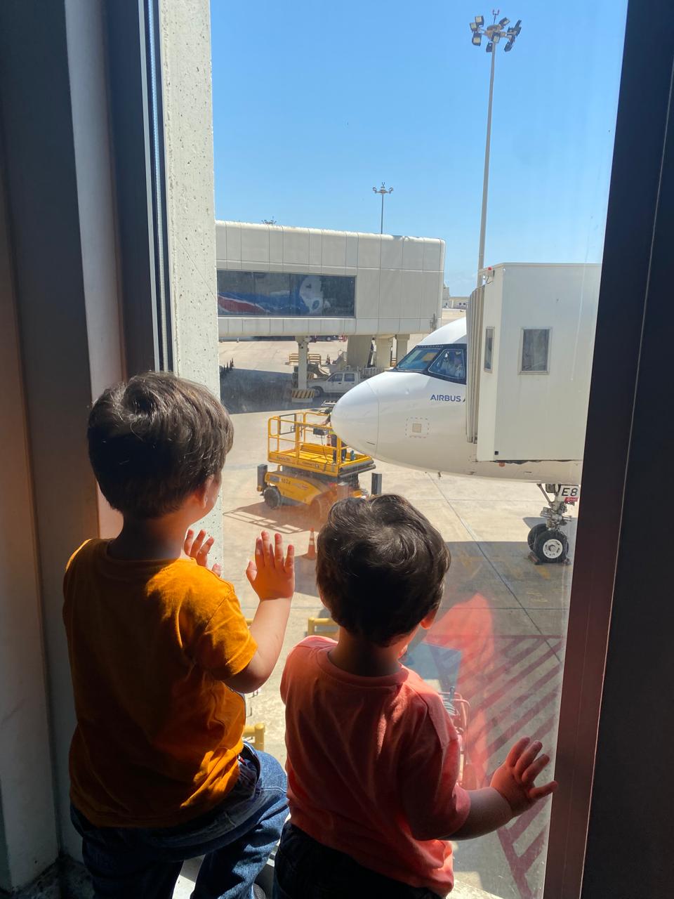 طفلان ينتظران الطائرة التي ستغادر بهما لبنان. (صورة خاصة بالكاتبة)