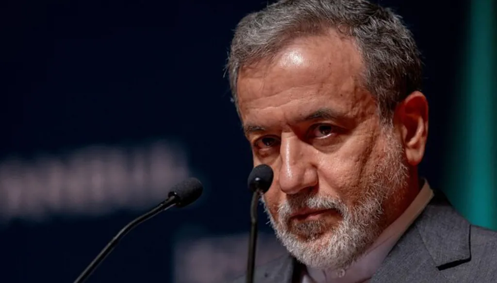 اتصالٌ يجمع وزراء خارجية السعودية إيران وتركيا... ماذا دار بينهم؟