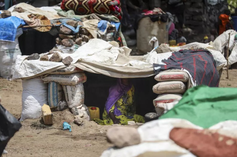 نازحة يمنية تجلس داخل مأواها في منطقة الكَدَحة بمحافظة تعز جنوب غربي اليمن، في 6 أيلول/سبتمبر 2026. (أ.ف.ب.)
