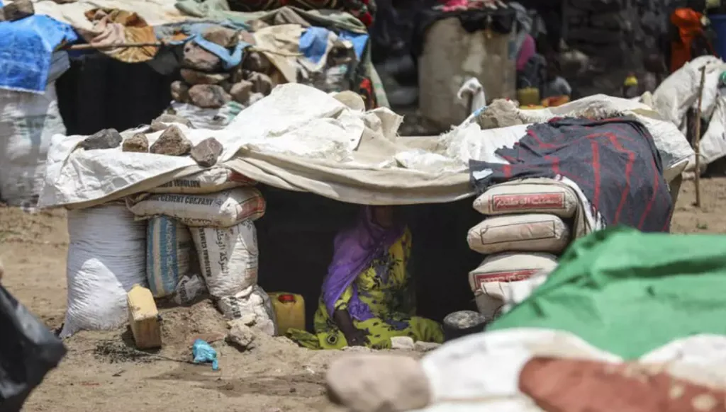 نازحة يمنية تجلس داخل مأواها في منطقة الكَدَحة بمحافظة تعز جنوب غربي اليمن، في 6 أيلول/سبتمبر 2026. (أ.ف.ب.)