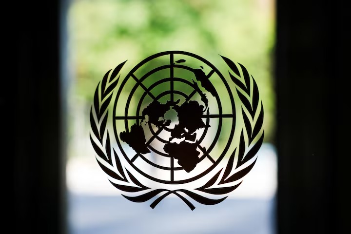 شعار الأمم المتحدة يزين إحدى نوافذ مقرها في نيويورك يوم 18 سبتمبر أيلول 2025. (رويترز)