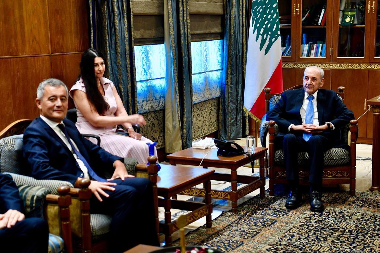  رئيس مجلس النواب نبيه بري مستقبلاً وزير العدل الفرنسي (حسام شبارو). 