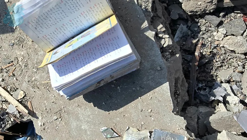 ما تبقى من منزل دمّره الطيران الحربي الإسرائيلي (أحمد منتش). 