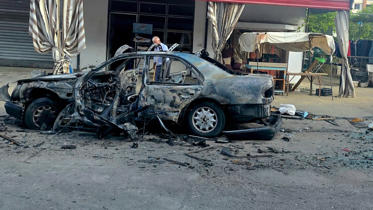 السيارة التي قضى فيها المسعف في كشافة الرسالة الاسلامية في كفررمان علي شحرور، والذي سيُشيَّع جثمانه اليوم مع ضحايا المجزرة (تصوير أحمد منتش).