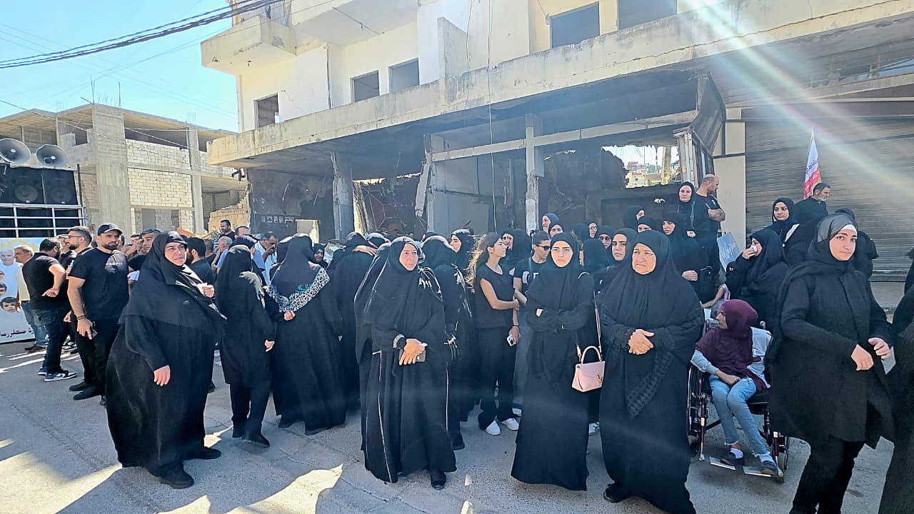 تجمّع حشد من الأهالي في كفررمان قُبيل بدء مراسم التشييع (تصوير أحمد منتش).