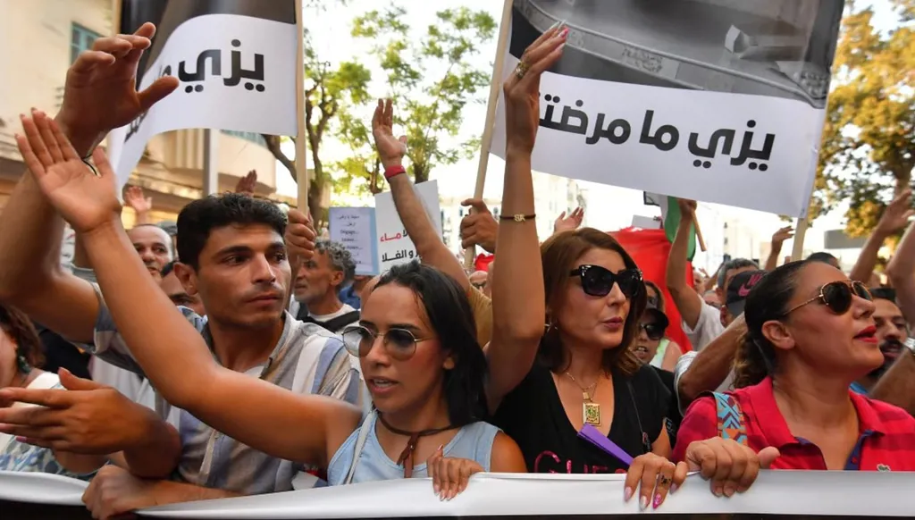 كرة الثلج تبعثر حياة التونسيين في أوج الصيف