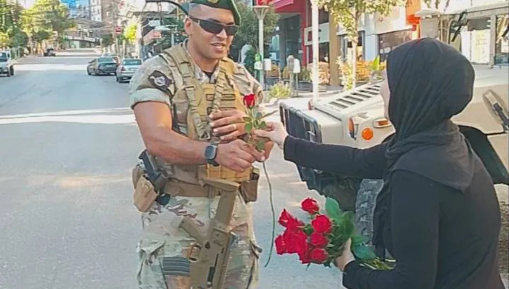 بالورود... أهالي النبطية في جنوب لبنان يستقبلون الجيش اللبناني