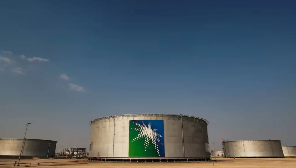 الهجمات على منشآت الطاقة السعودية تزيد المخاوف وترفع برنت صوب 100 دولار
