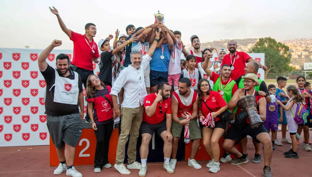 الرياضي مكسيم شعيا مع الفائزين في اختتام الدورة الرياضية الرابعة لمنظمة مالطا لبنان.