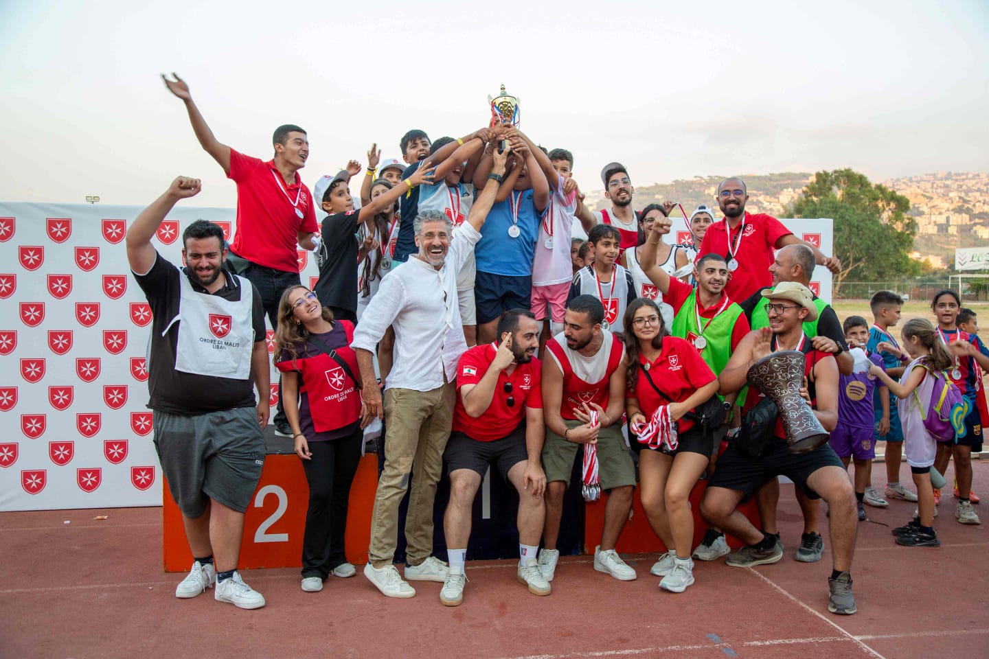 الرياضي مكسيم شعيا مع الفائزين في اختتام الدورة الرياضية الرابعة لمنظمة مالطا لبنان.
