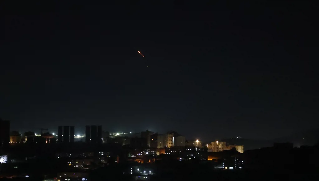 سقف الهجمات الإيرانية دون الحرب الشاملة... هل يلتزم ترامب قواعد طهران؟