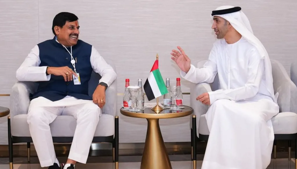 تُظهر هذه الصورة لقاء الدكتور موهان ياداف، رئيس وزراء ولاية ماديا براديش الهندية، مع الدكتور ثاني بن أحمد الزيودي، وزير التجارة الخارجية الإماراتي، خلال القمة في دبي (وام)