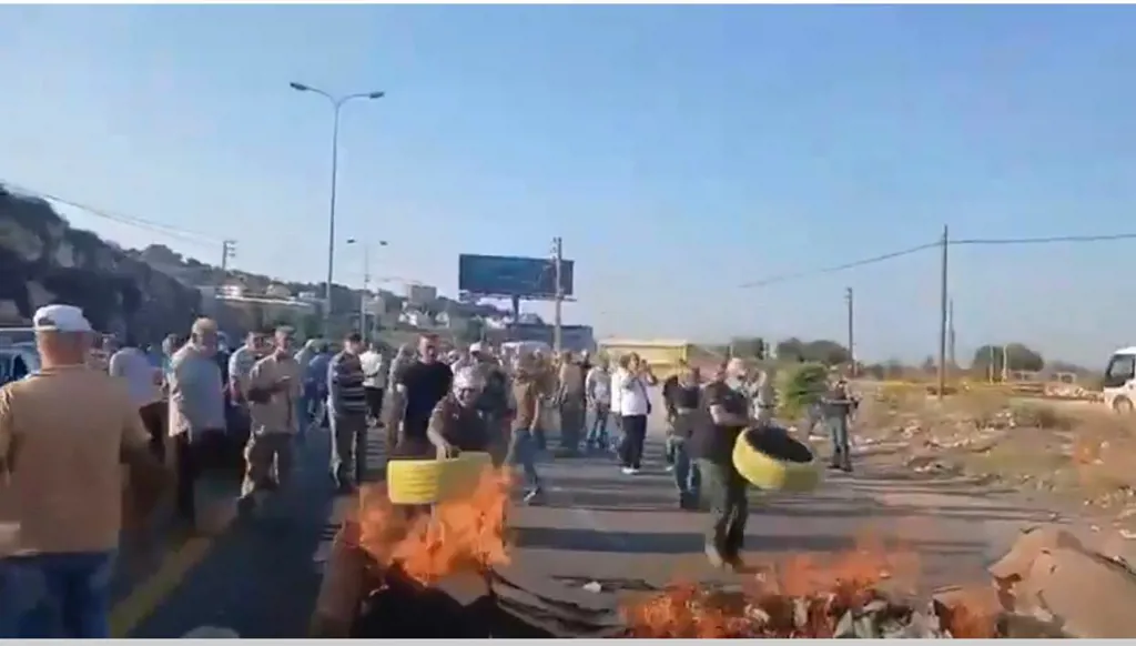 قطع أوتوستراد البترون - كفرعبيدا عند محلة المدفون من قبل العسكريين المتقاعدين.